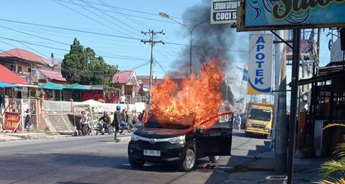 Panik! Avanza Bermuatan BBM Terbakar Hebat di Sidikalang, Warga Ketakutan Lihat Jerigen dalam Mobil