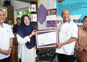 Bupati Syah Afandin Salurkan 5 Ton Beras dan Terima Penghargaan Inklusi Disabilitas