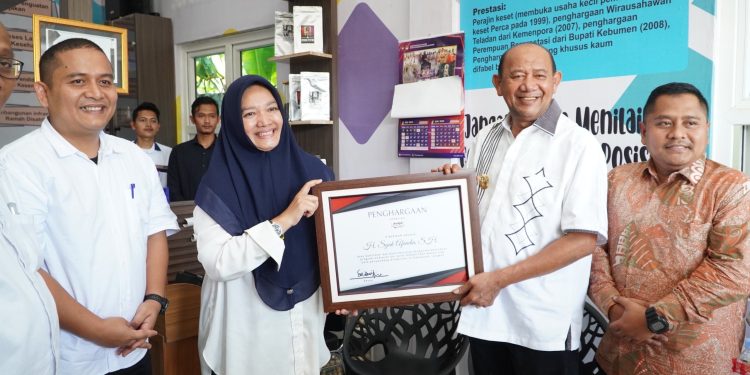 Bupati Syah Afandin Salurkan 5 Ton Beras dan Terima Penghargaan Inklusi Disabilitas