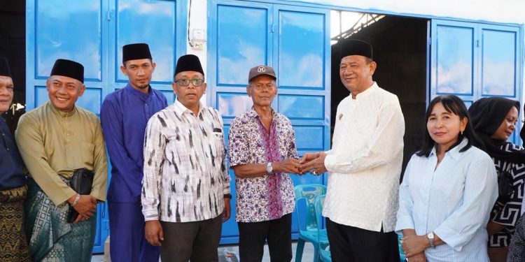 Bupati Langkat Serahkan Kunci Ruko Korban Kebakaran di Bahorok