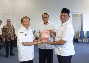 Pemkab Pasbar Terima Empat Judul Buku dari Dinas Kebudayaan Sumbar