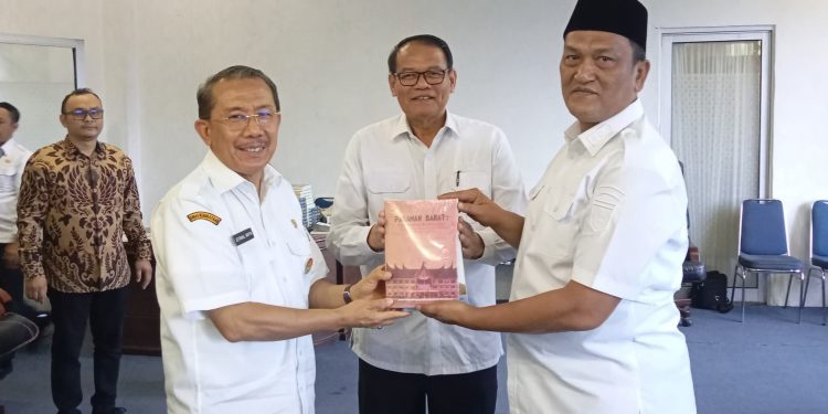 Pemkab Pasbar Terima Empat Judul Buku dari Dinas Kebudayaan Sumbar