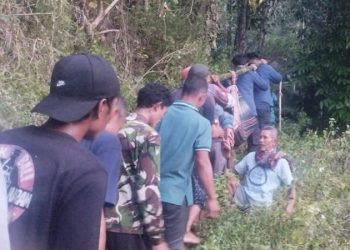 Dramatis! Pemancing di Pemalang Terpeleset, Kaki Terjepit Batu Sungai Hingga Dievakuasi Damkar dengan Tandu Bambu