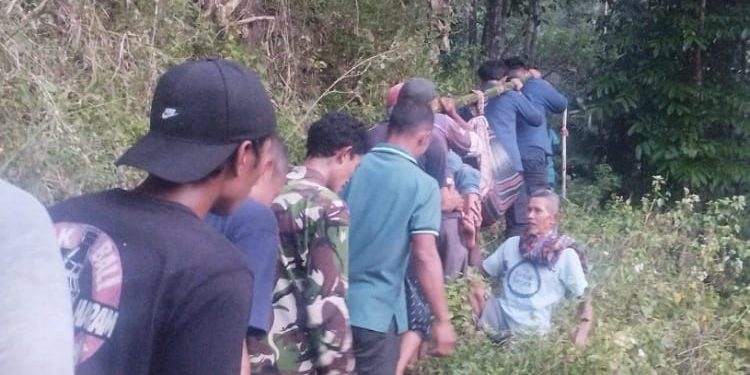 Dramatis! Pemancing di Pemalang Terpeleset, Kaki Terjepit Batu Sungai Hingga Dievakuasi Damkar dengan Tandu Bambu