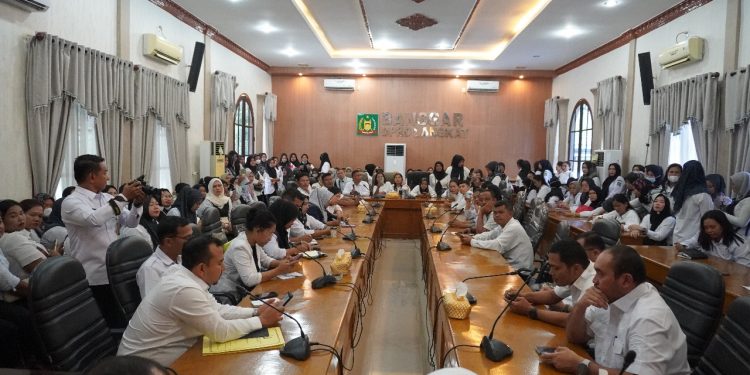 Tenaga Kesehatan dan Guru Honorer Beraudiensi ke DPRD Langkat, Tuntut Kepastian Skema Kerja Paruh Waktu