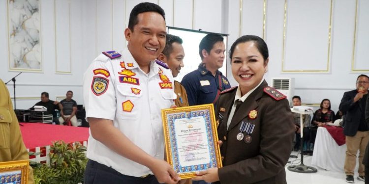 Kadis Perhubungan Langkat Terima Penghargaan dari Polres, Simbol Soliditas Forkopimda di HUT Bhayangkara ke-79
