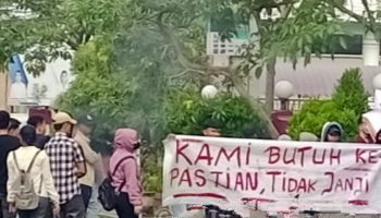 Uang Kuliah Tak Kunjung Dikembalikan, Mahasiswa Universitas Darma Agung Marah Besar, Duduki Gedung Biro Rektor