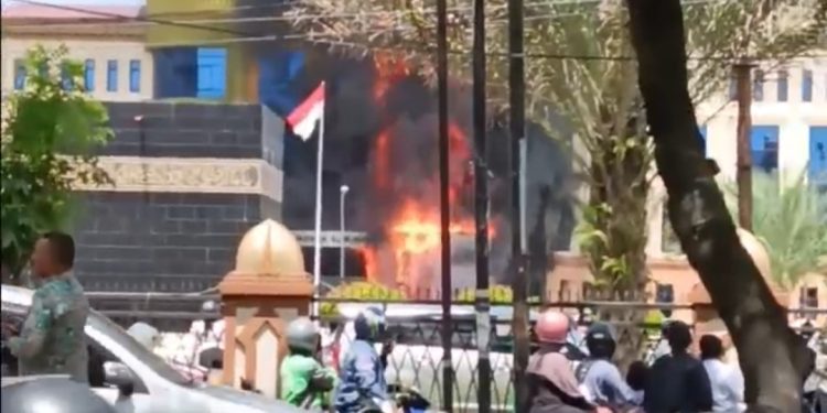 Kebakaran Melanda Hotel Asrama Haji Medan 8 Mobil Damkar Dikerahkan