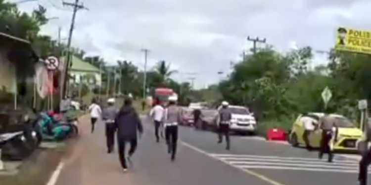 Teror Saat Razia, Pengendara Acungkan Sajam – Diringkus Setelah Pengepungan