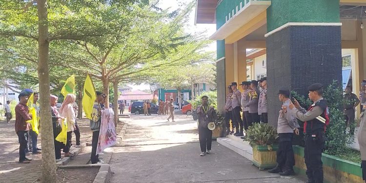 SEMMI Pasaman Barat Gelar Aksi Demo di Depan Kantor Inspektorat Sampaikan Beberapa Tuntutan