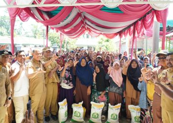 Syah Afandin Salurkan 139 Ton Beras dan 180 Seragam Sekolah di Secanggang