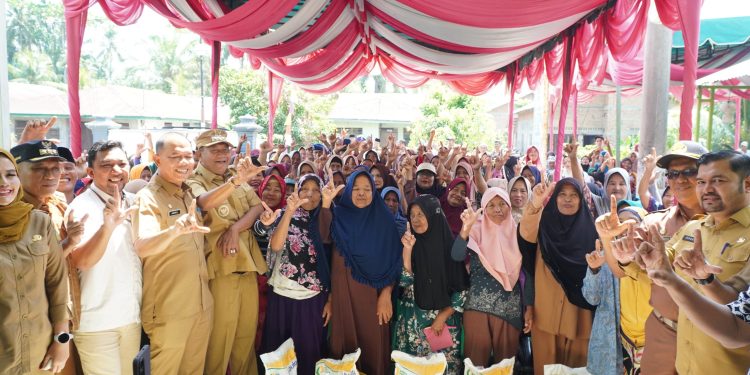 Syah Afandin Salurkan 139 Ton Beras dan 180 Seragam Sekolah di Secanggang