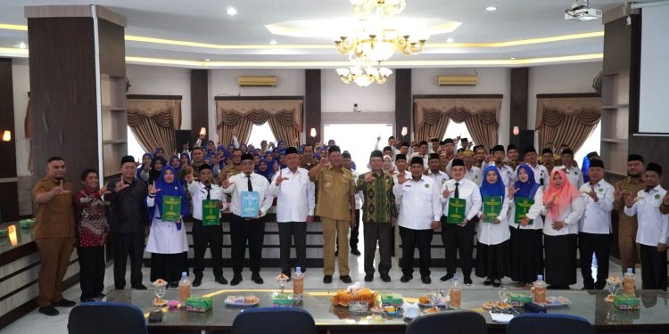 Bupati Langkat Serahkan Sertifikat Pendidik kepada 51 Guru PAI