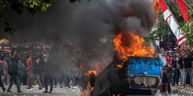 Ricuh di Pati! 64 Luka, Polisi Diteriaki, Massa Lempar Batu