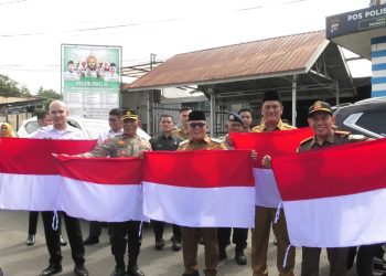 Semarakkan HUT ke-80 RI, Pemkab Pasbar dan Forkopimda Bagikan Bendera Merah Putih