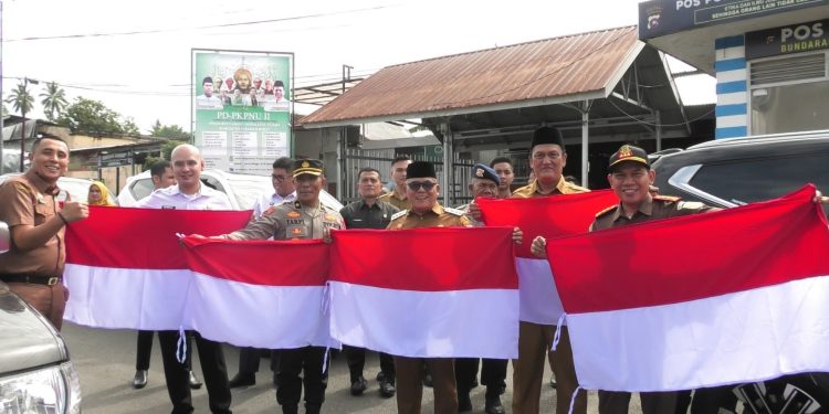 Semarakkan HUT ke-80 RI, Pemkab Pasbar dan Forkopimda Bagikan Bendera Merah Putih