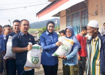 Komisi IV DPR RI Salurkan Bantuan Pangan di Talamau