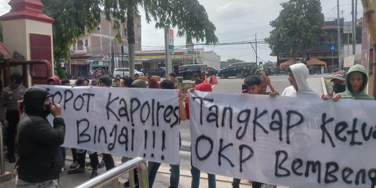 Puluhan Mahasiswa Geruduk Mapolda Sumut, Desak Penangkapan Pelaku Penculikan dan Dalang Penganiayaan di Selesai, Langkat