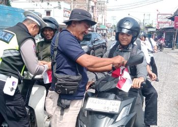 Sambut HUT ke-80 RI, Polsek Kualuh Hulu Kobarkan Semangat Merah Putih di Jalanan Aek Kanopan