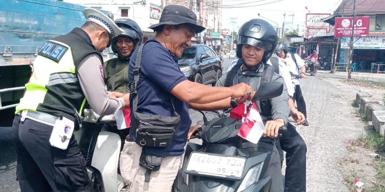 Sambut HUT ke-80 RI, Polsek Kualuh Hulu Kobarkan Semangat Merah Putih di Jalanan Aek Kanopan