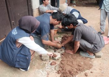 Mahasiswa UIN Raden Intan Lampung Edukasi Waarga Kelurahan Susunan Baru Lewat Pembuatan Biopori