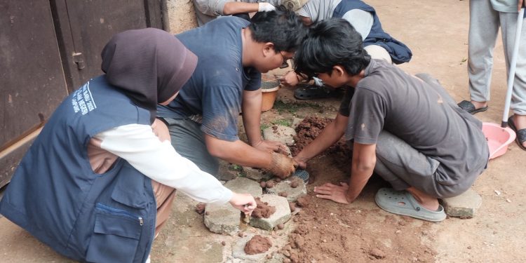 Mahasiswa UIN Raden Intan Lampung Edukasi Waarga Kelurahan Susunan Baru Lewat Pembuatan Biopori