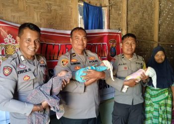 Polsub Sektor Pangkatan Sentuh Hati Warga, Santuni Keluarga Pasutri yang Baru Dikaruniai Bayi Kembar Tiga