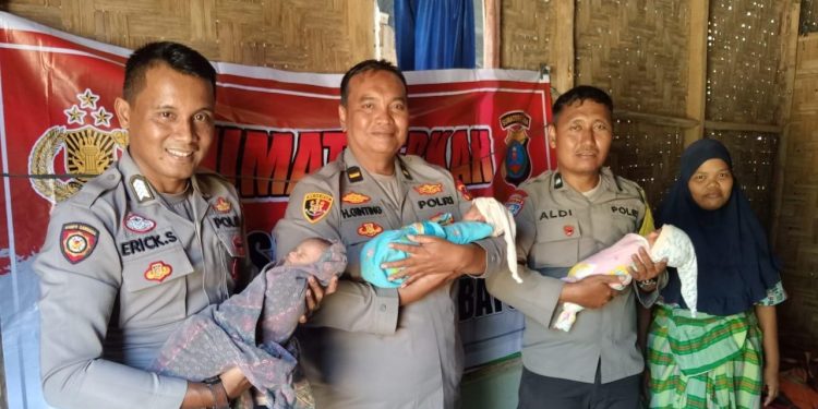 Polsub Sektor Pangkatan Sentuh Hati Warga, Santuni Keluarga Pasutri yang Baru Dikaruniai Bayi Kembar Tiga