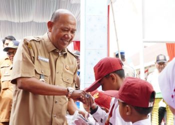 Syah Afandin Balik ke Sekolah Masa Kecilnya, Bawa Hadiah untuk 1.020 Anak