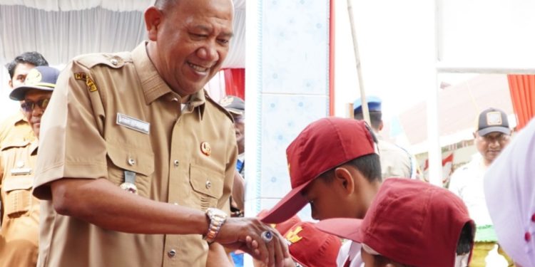 Syah Afandin Balik ke Sekolah Masa Kecilnya, Bawa Hadiah untuk 1.020 Anak