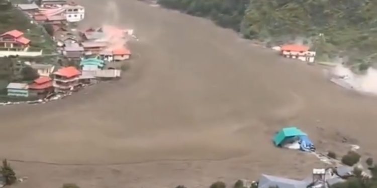 Banjir Bandang dan Longsor Terjang Desa di Himalaya India, 4 Tewas 50 Hilang