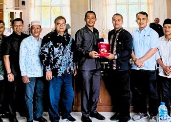 Pilkada Sukses, KPU Pasbar Serahkan Ucapan Terima Kasih kepada DPRD