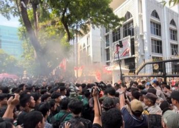 Darah dan Air Mata Didepan Gedung Rakyat, Polisi vs Mahasiswa Ricuh, 39 Orang Diamankan