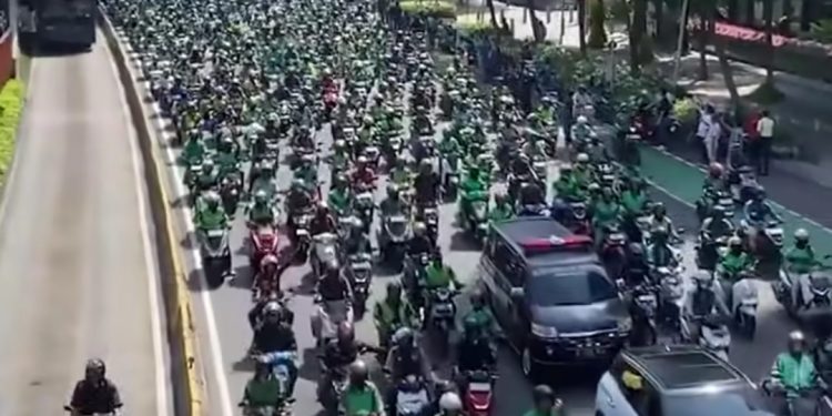 Tragedi Affan Kurniawan, Amarah Ojol Meledak, Mako Brimob Dikepung Massa