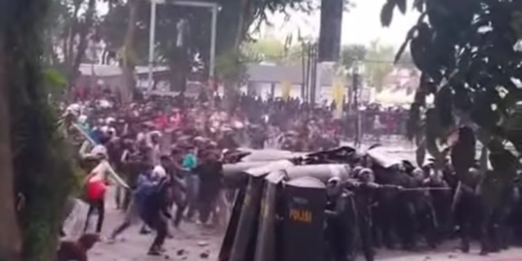 Demo di Medan Ricuh, Pos Polisi Diserang, Jalanan Berubah Jadi Medan Perang
