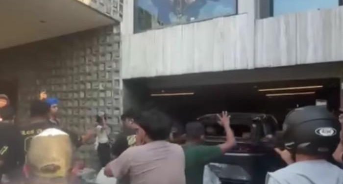 Rumah Mewah Anggota DPR RI Dirusak, Mobil Lexus Hancur, Isinya Dijarah