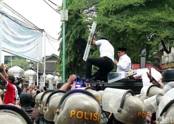 Massa Lempar Botol ke Bupati Pati Sudewo, Ajudan Lindungi Pakai Tameng