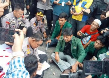 Kapolda Sumut Lesehan dengan Mahasiswa, Siap Mundur Jika Kapolri Memerintahkan