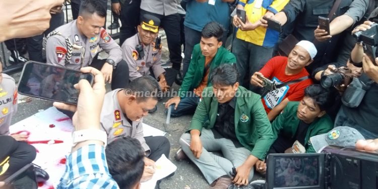 Kapolda Sumut Lesehan dengan Mahasiswa, Siap Mundur Jika Kapolri Memerintahkan