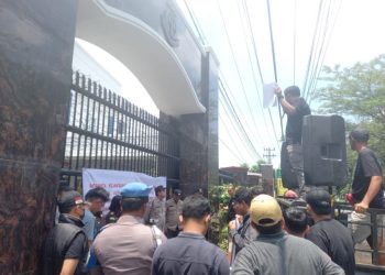Mahasiswa Gedor Kejati Sumut ‘Tangkap Faisal Hasrimy’ Jangan Hanya Saiful Abdi