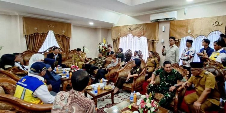 Bupati Yulianto Dampingi Gubernur Mahyeldi Sambut Menko Infrastruktur dan Pembangunan Kewilayahan di Sumbar