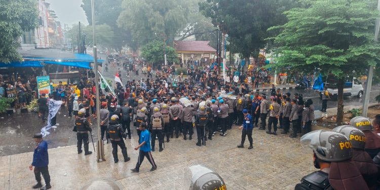 Demo Bubarkan DPR di Binjai Meledak Ricuh, Polisi Amankan 7 Demonstran, Termasuk Seorang Pelajar