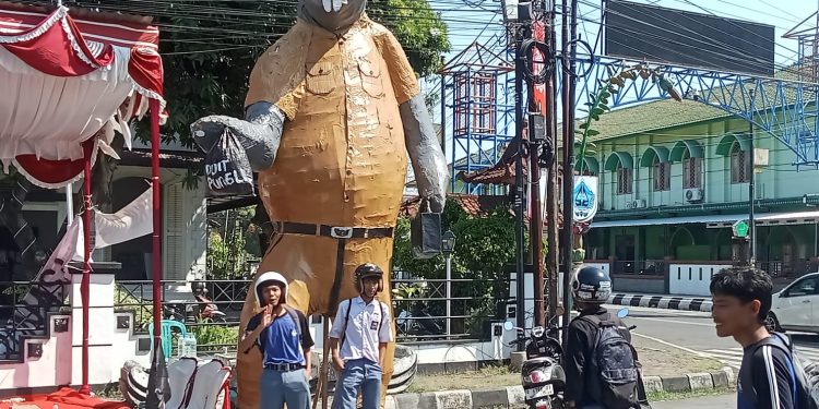 Maskot Tikus Raksasa di Pemalang Jadi Spot Selvi Anak Warga dan Pelajar Sekolah