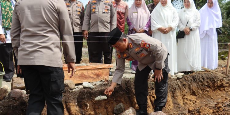 Polres Pasbar Menggelar Peringatan Maulid Nabi Muhammad SAW Sekaligus Peletakan Batu Pertama Pembangunan Mushalla