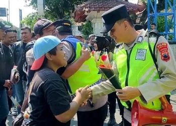 Pemberian Bunga dan Air Mineral, Warnai Aksi Demokrasi Massa di Pemalang