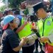 Pemberian Bunga dan Air Mineral, Warnai Aksi Demokrasi Massa di Pemalang