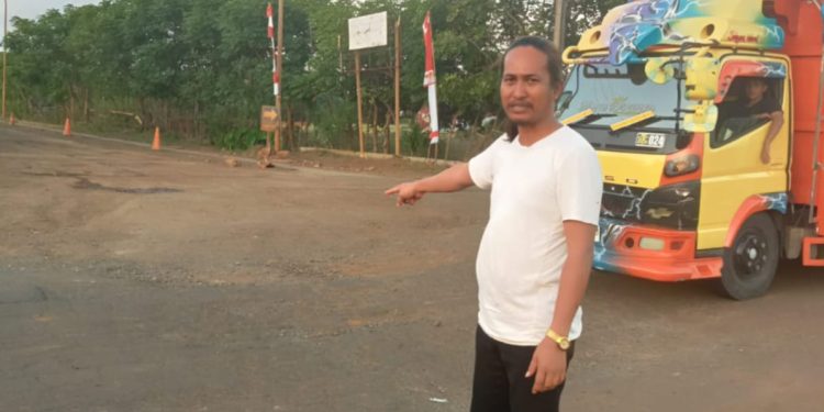 Ketum DPN LPBB Kritik Kondisi Jalan Trans Sulsel Depan Huwadi yang Memprihatinkan