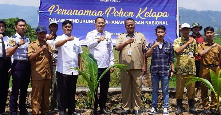 Dukung Ketahanan Pangan Puluhan Bibit Kelapa Hybrida Ditanam Rutan Pemalang