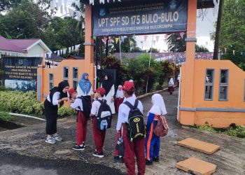 Inspirasi Pagi di SDN 175 Bulo-Bulo Bulukumba, Guru Sambut Siswa di Gerbang Sekolah