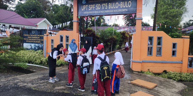 Inspirasi Pagi di SDN 175 Bulo-Bulo Bulukumba, Guru Sambut Siswa di Gerbang Sekolah